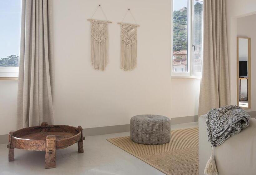 Отель La Guardia