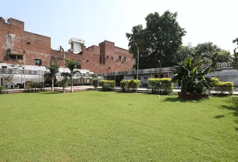 Hotelli Oyo 18501 The Palms Resort