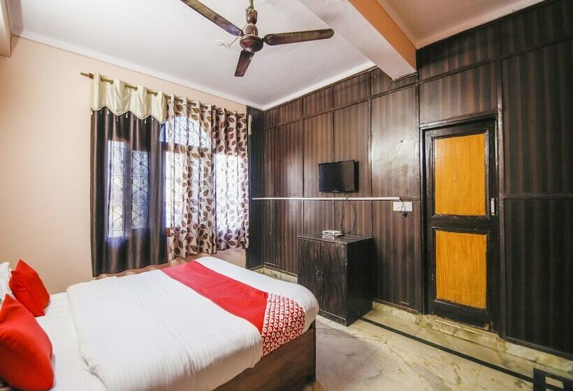 Oyo 24753 Hotel Preet