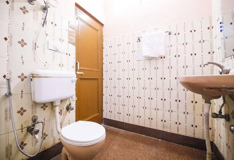 Oyo 24753 Hotel Preet