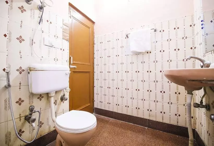 Oyo 24753 Hotel Preet