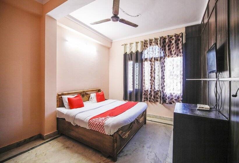 Oyo 24753 Hotel Preet