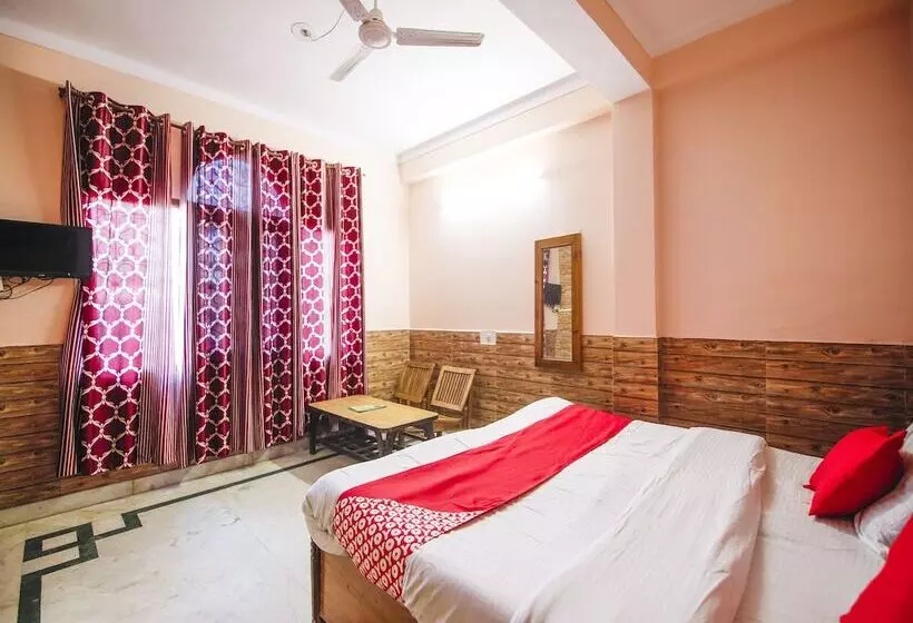 Oyo 24753 Hotel Preet