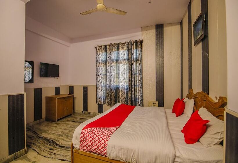 Oyo 24753 Hotel Preet