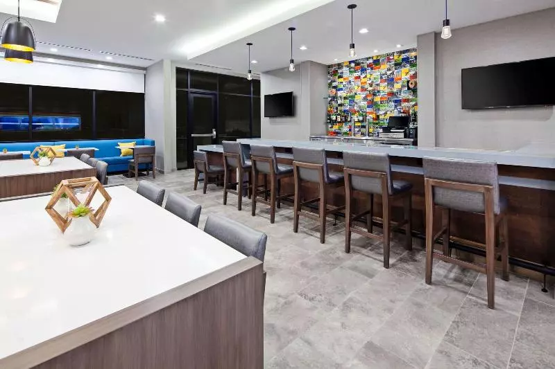 ホテル Springhill Suites By Marriott Escondido Downtown