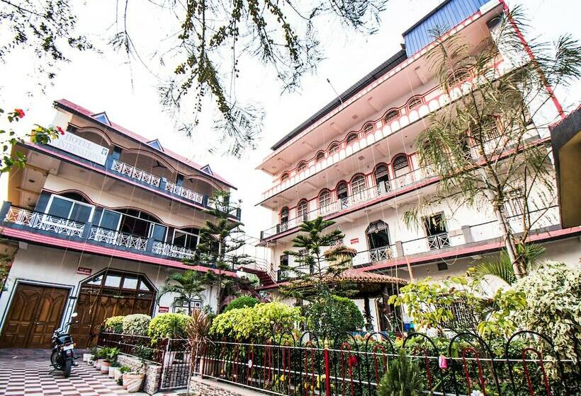 Oyo 28557 Hotel M V International