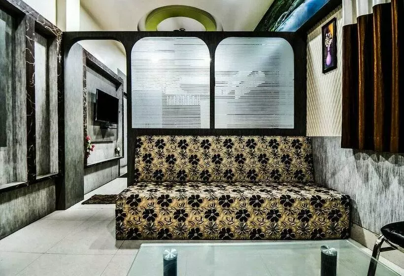 Oyo 28557 Hotel M V International