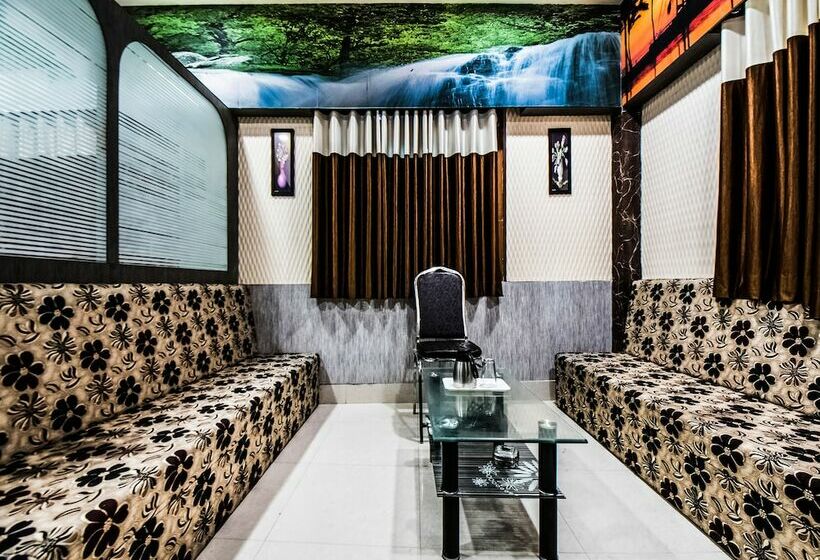 Oyo 28557 Hotel M V International