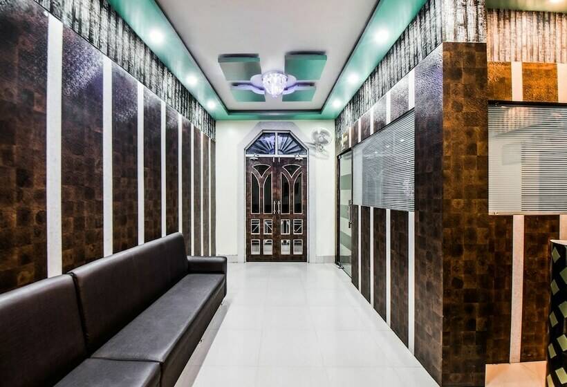 Oyo 28557 Hotel M V International