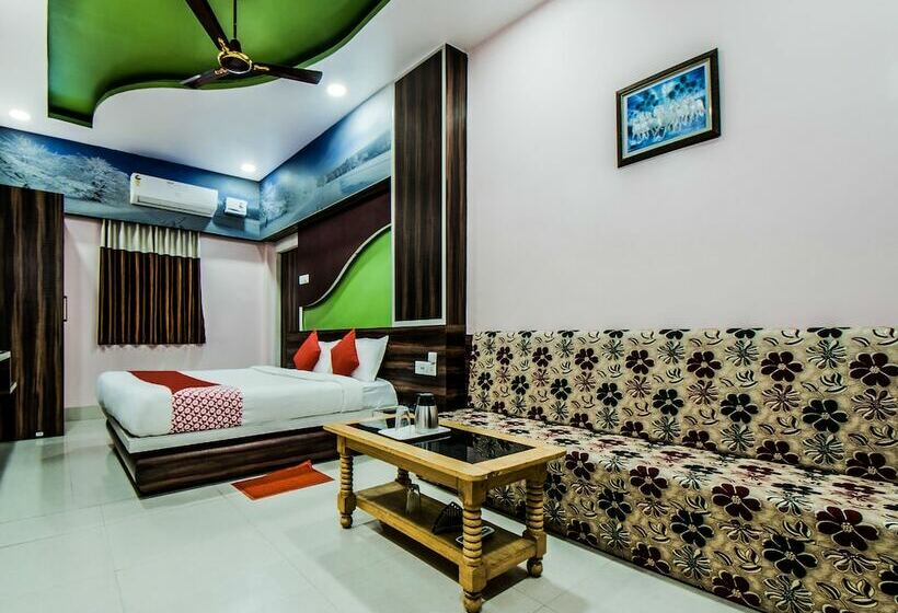 Oyo 28557 Hotel M V International