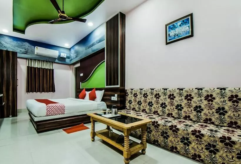 Oyo 28557 Hotel M V International