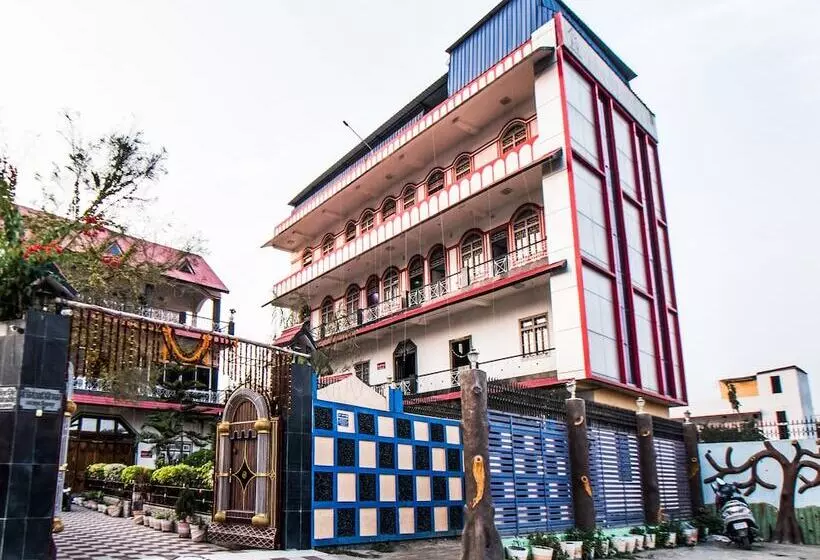Oyo 28557 Hotel M V International