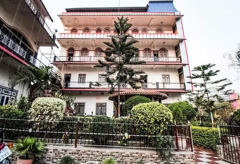 Oyo 28557 Hotel M V International