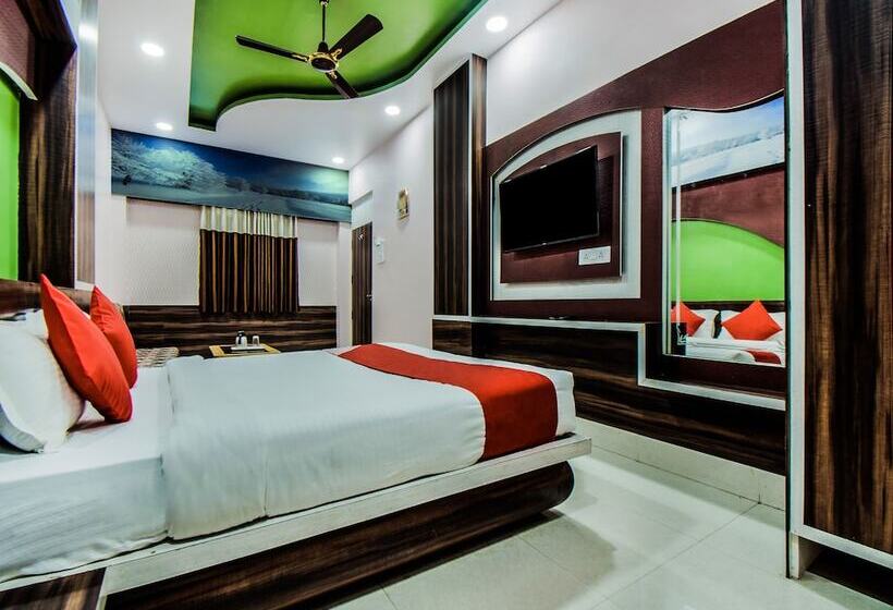 Oyo 28557 Hotel M V International