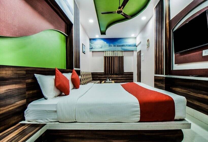 Oyo 28557 Hotel M V International