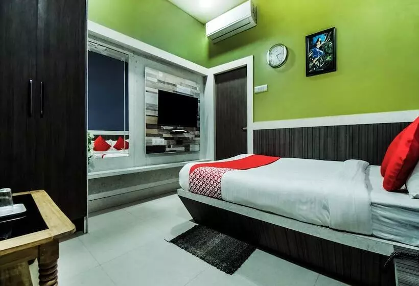Oyo 28557 Hotel M V International