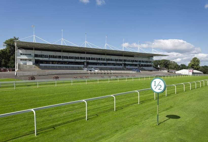 בית מלון כפרי Hampton By Hilton Hamilton Park