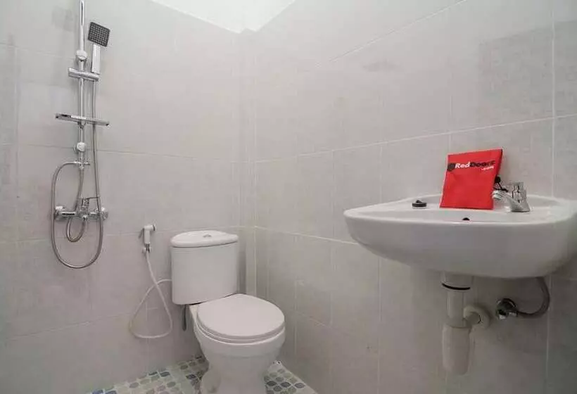 پانسیون Reddoorz Near Sultan Thaha Airport Jambi