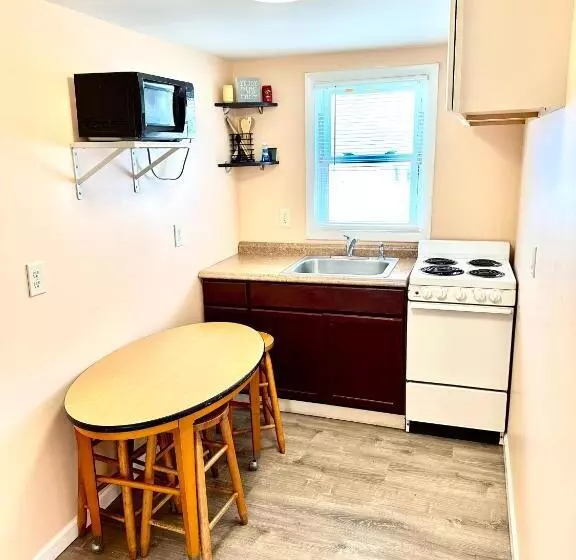 Atlantic Breeze Motel & Apartments