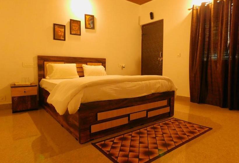 هتل Coconut Tree Resort