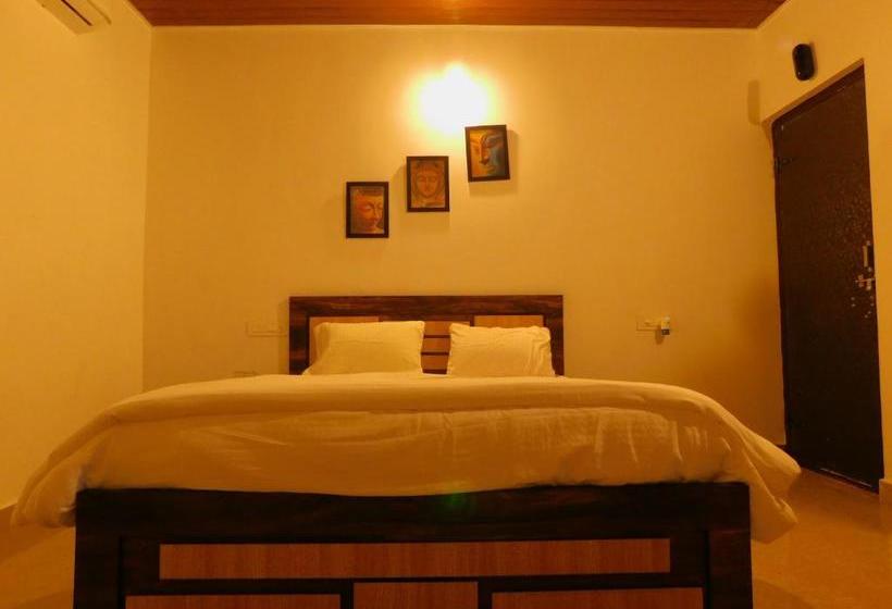 هتل Coconut Tree Resort