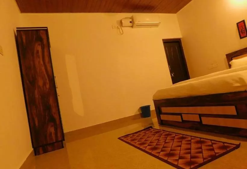 هتل Coconut Tree Resort