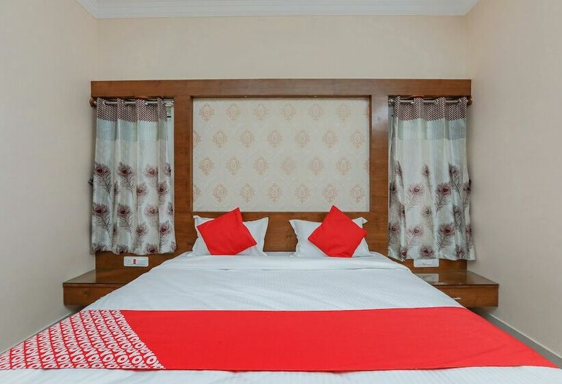Hotell Oyo 24264 Monisha Residency