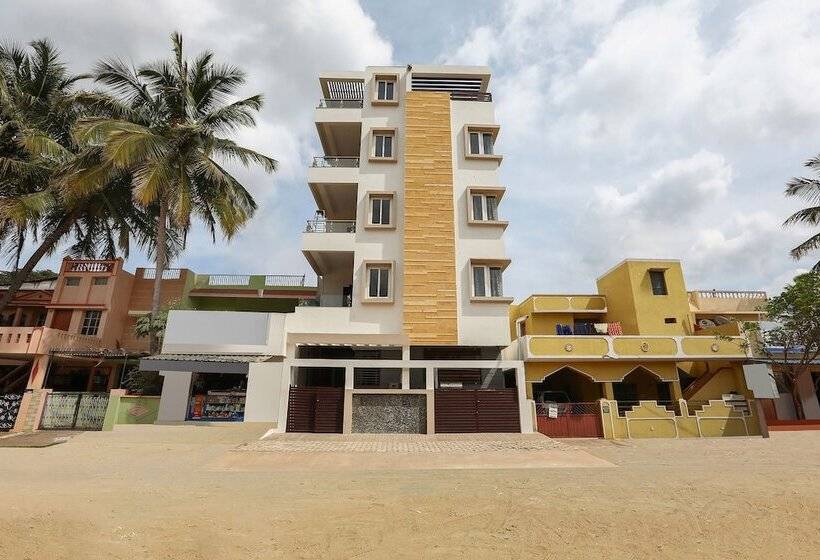 Hotell Oyo 24264 Monisha Residency