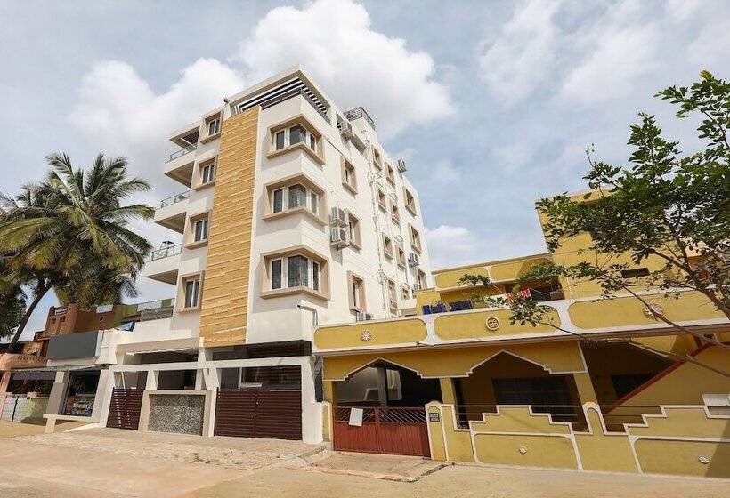 Hotell Oyo 24264 Monisha Residency