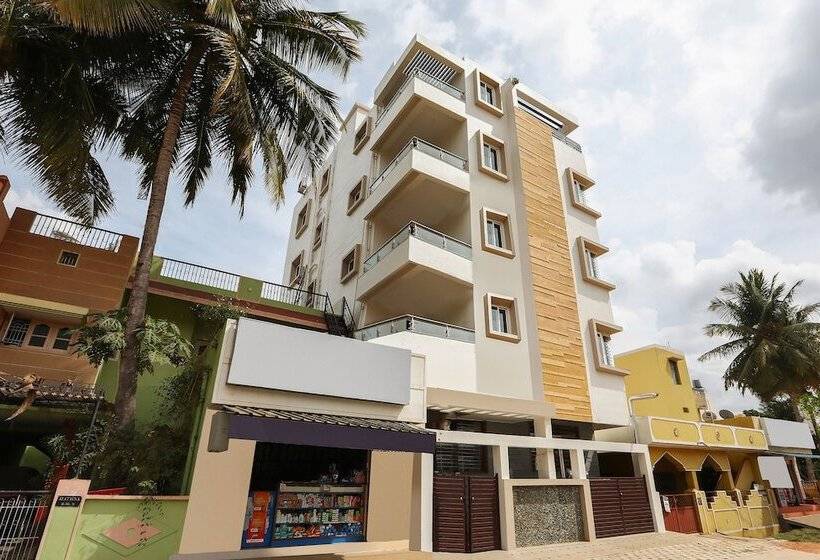 Hotell Oyo 24264 Monisha Residency