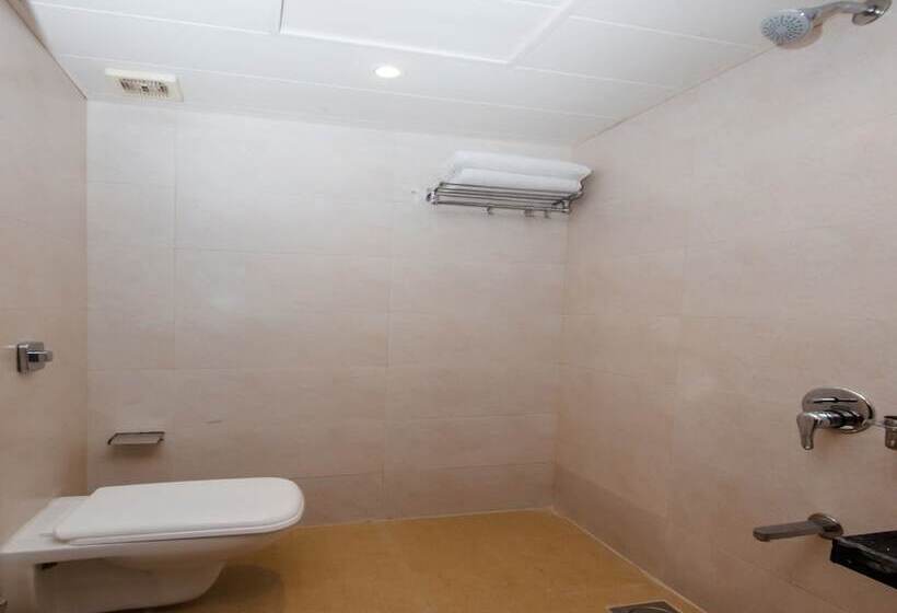 Hotell Oyo 24264 Monisha Residency