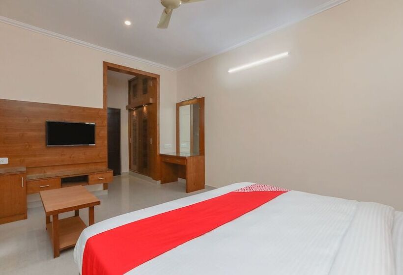 Hotell Oyo 24264 Monisha Residency