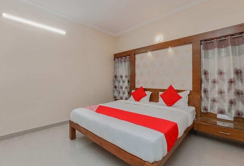 Hotell Oyo 24264 Monisha Residency