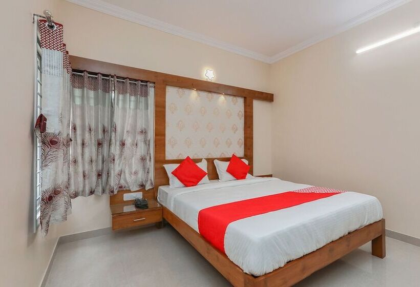 Hotell Oyo 24264 Monisha Residency