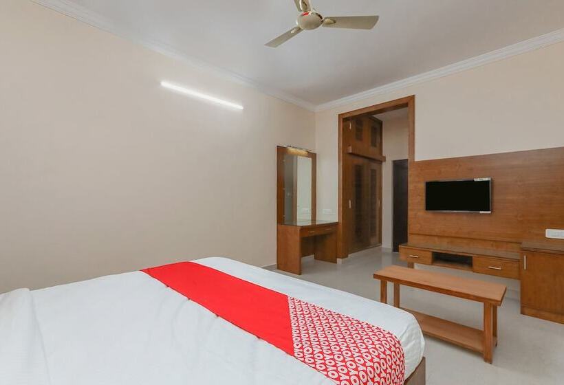 Hotell Oyo 24264 Monisha Residency