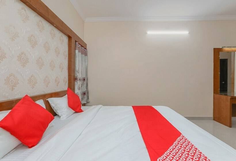 Hotell Oyo 24264 Monisha Residency