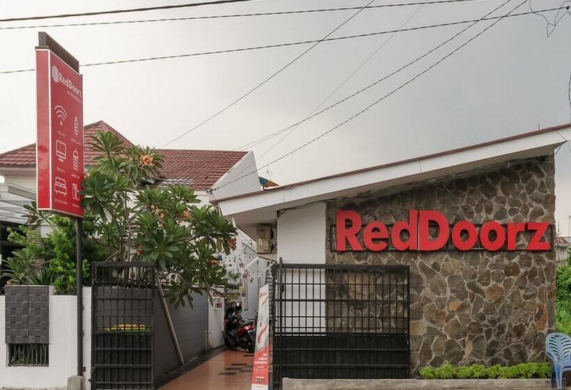 פנסיון Reddoorz Near Universitas Medan Area