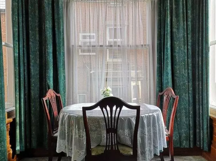 ベッドアンドブレックファースト Chimneys Guest House