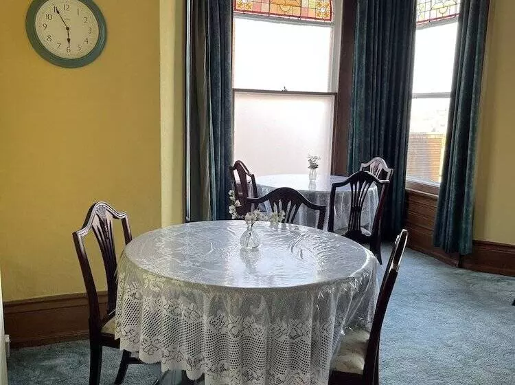 ベッドアンドブレックファースト Chimneys Guest House