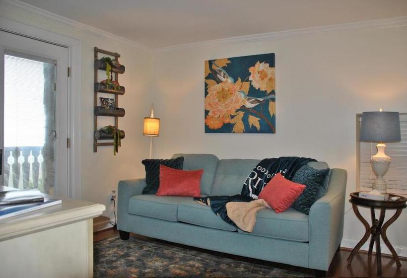 Общежитие Riverview Inn