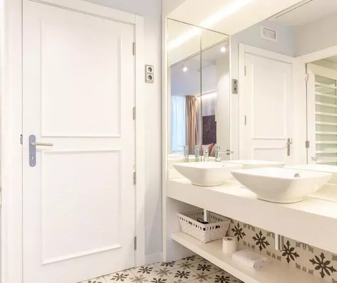 ホテル Serennia Fira Gran Via Exclusive Rooms