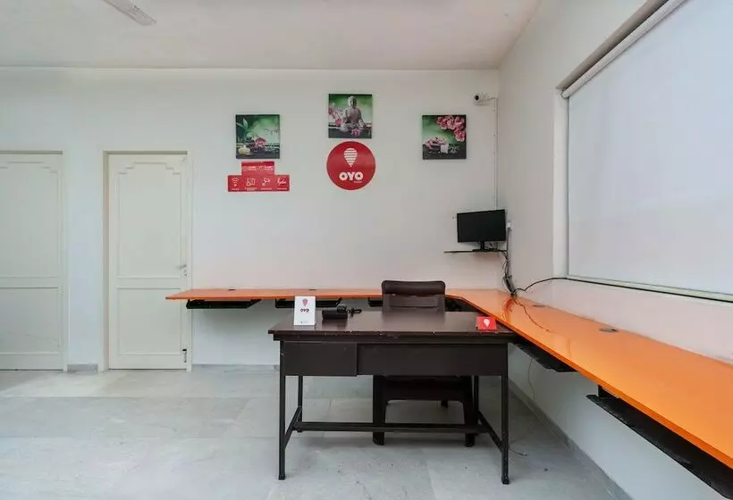ホテル Oyo 24168 Amrita Inn