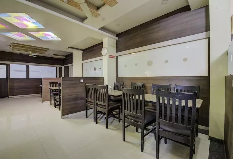 Oyo 24125 Hotel Aakash