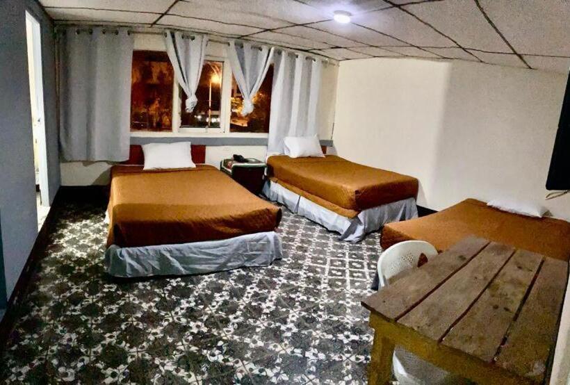 تختخواب و صبحانه Mayesstic