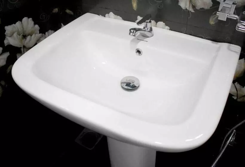 Majatalo Lake Front Yala Safari