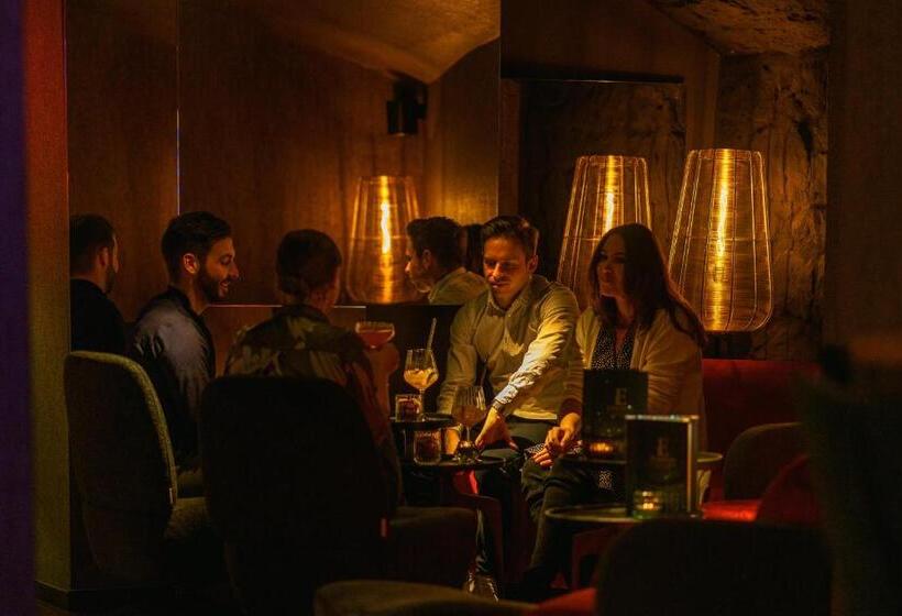 ユースホステル Erasmus Smart Design B&b