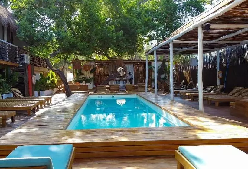 Hotelli Nena Beach Club &