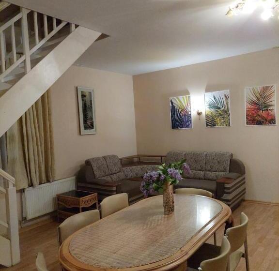 پانسیون Cottages Delloress