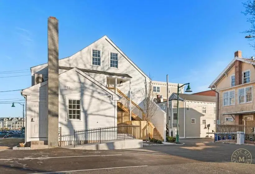 ホテル Light House Suite 202 At Captains Row Downtown