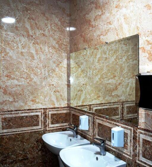 هتل Three Penguins